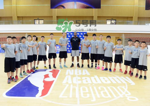 科懷倫納德中國行穿的球鞋是什么牌子？科懷倫納德中國行同款鞋子