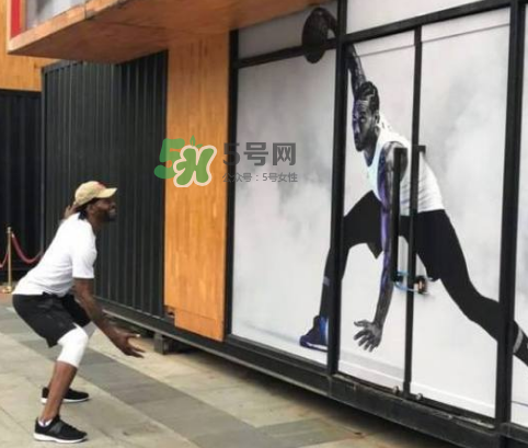 科懷倫納德中國行穿的球鞋是什么牌子？科懷倫納德中國行同款鞋子