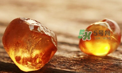 桃膠什么顏色的好？桃膠顏色深色好還是淺色好