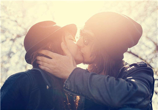 不說話只接5次吻會(huì)相愛嗎？陌生男女只接5次吻就會(huì)相愛嗎？