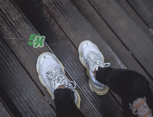 balenciaga triple s上腳效果怎么樣？巴黎世家復(fù)古訓(xùn)練鞋上腳