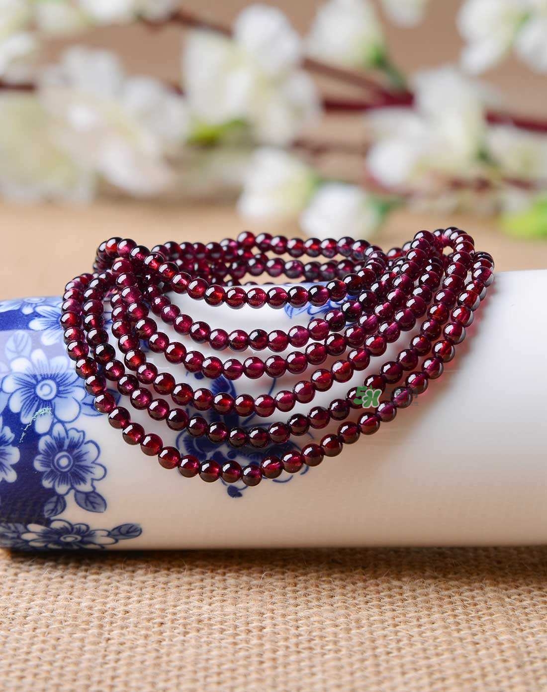 石榴石的功效與作用 石榴石怎么分辨真假 石榴石的功效與作用 石榴石怎么分辨真假