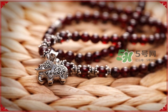 石榴石的功效與作用 石榴石怎么分辨真假 石榴石的功效與作用 石榴石怎么分辨真假