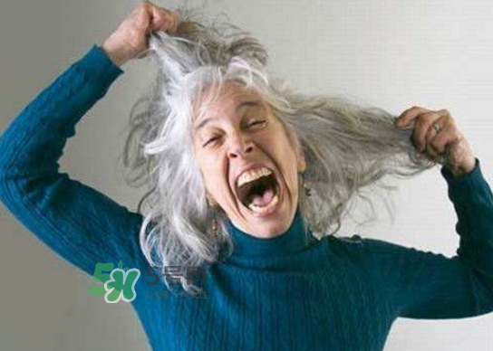 頭發(fā)白是什么原因引起的？頭發(fā)白吃什么能變黑？