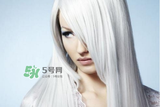 頭發(fā)白是什么原因引起的？頭發(fā)白吃什么能變黑？