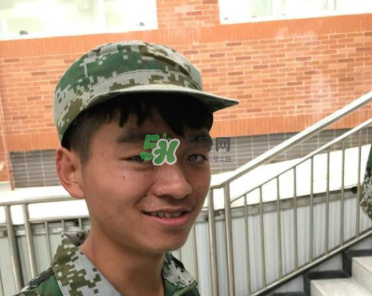 神似王寶強(qiáng)大一新生是誰？神似王寶強(qiáng)大一新生叫什么名字？