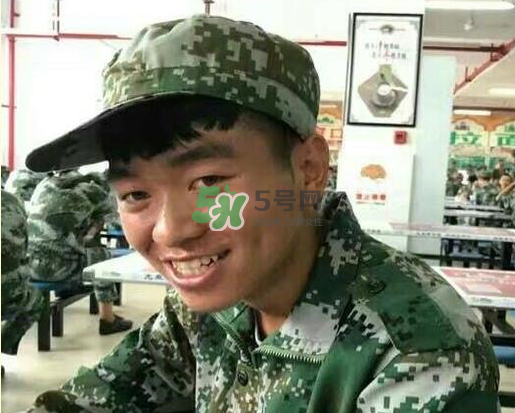 神似王寶強(qiáng)大一新生是誰？神似王寶強(qiáng)大一新生叫什么名字？