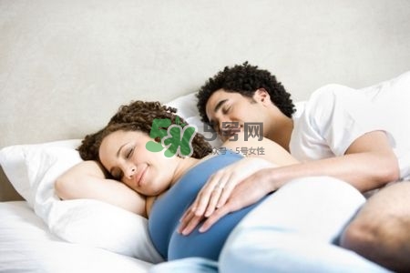 孕婦睡姿會影響寶寶嗎？孕婦睡姿對寶寶的影響