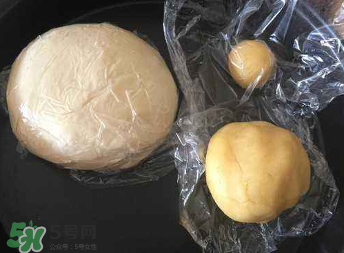 蛋黃酥油皮怎么揉出膜？蛋黃酥油皮不出膜怎么辦？