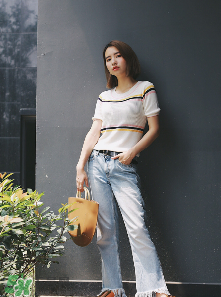 牛仔褲怎么搭配最好看？牛仔褲搭配什么上衣？