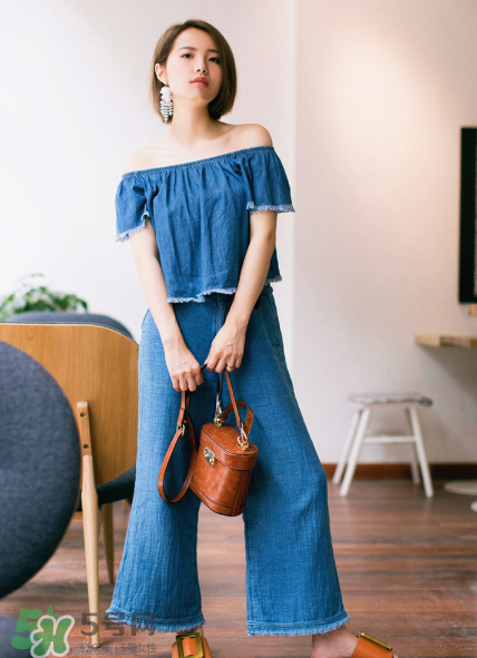 牛仔褲怎么搭配最好看？牛仔褲搭配什么上衣？