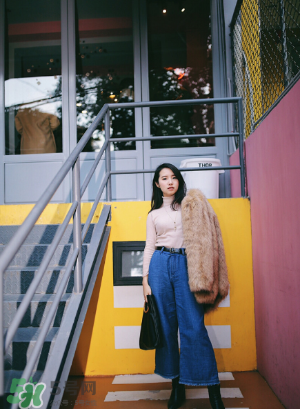 牛仔褲怎么搭配最好看？牛仔褲搭配什么上衣？