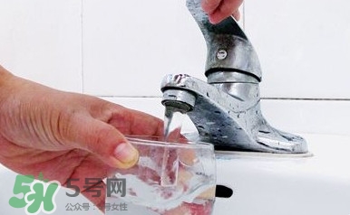 自來水為什么不能直接喝？自來水洗過的水果為什么可以吃？