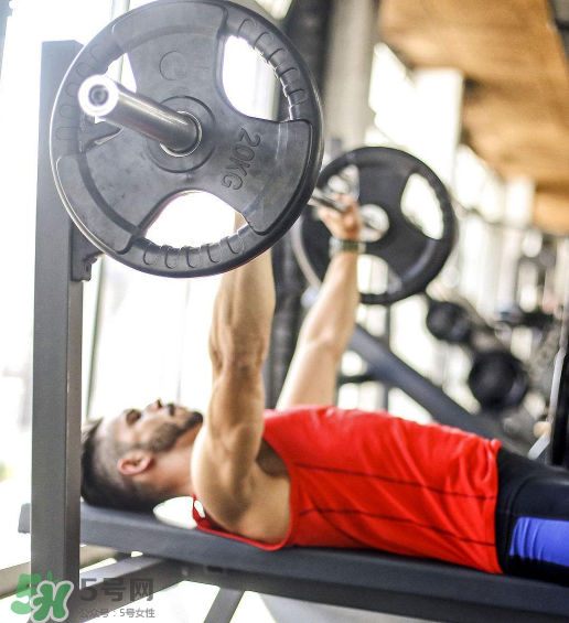 臥推怎么加重量？臥推力量提升竅門