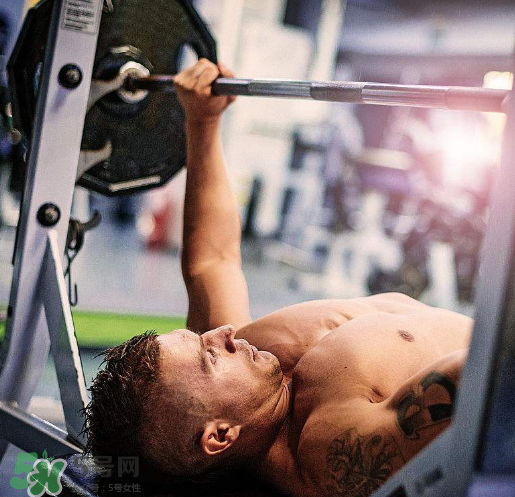 臥推怎么加重量？臥推力量提升竅門