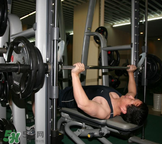 臥推怎么加重量？臥推力量提升竅門