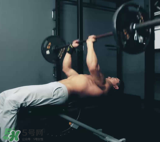 臥推多少公斤合格？臥推高手重量曝光