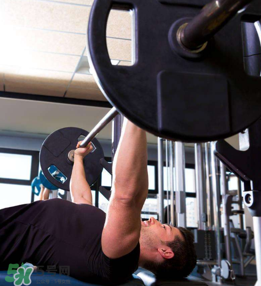臥推多少公斤合格？臥推高手重量曝光
