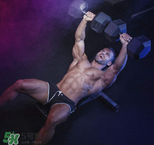 臥推多少公斤合格？臥推高手重量曝光