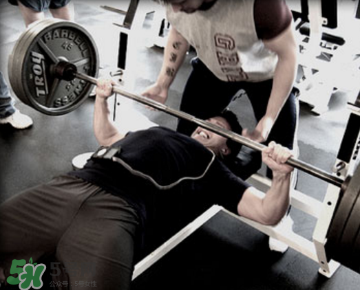臥推怎么用胸肌發(fā)力？臥推發(fā)力技巧