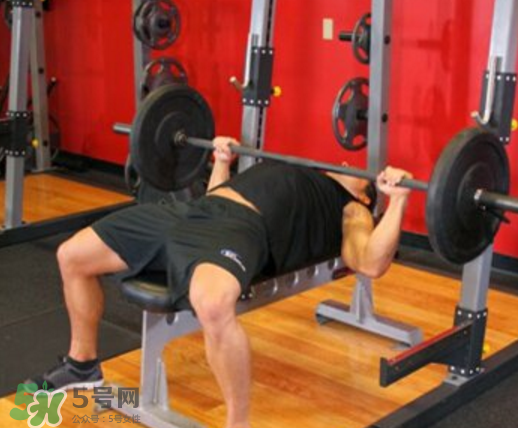 臥推怎么用胸肌發(fā)力？臥推發(fā)力技巧