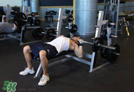臥推用杠鈴還是啞鈴好？杠鈴臥推和啞鈴臥推的區(qū)別