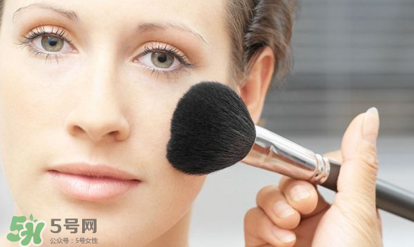 散粉粉餅定妝噴霧有什么區(qū)別？定妝產(chǎn)品推薦