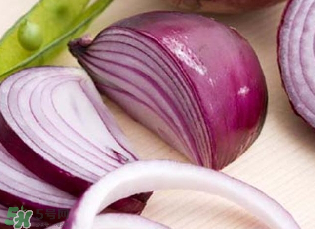 洋蔥榨汁能每天喝嗎？洋蔥汁能治什么?。?></p><p>降糖：醋泡洋蔥30克</p><p>現(xiàn)代醫(yī)學(xué)證明洋蔥不論生食或熟食都有同樣的降血糖效果。這是因為其含有的一種類似常用的口服降糖要甲磺丁胺的物質(zhì)，其能有效的刺激胰島素的合成及釋放。</p><p>要降糖，河南鄭州市第三人民醫(yī)院內(nèi)分泌科副主任醫(yī)師劉龍誕推薦這樣吃：</p><p>將500克洋蔥剝?nèi)ネ馄は磧?，切成薄片，放在微波爐里加熱2-3分鐘，取出后，加入600毫升醋，再放入冰箱，第二天即可食用?；颊呖擅刻焓秤?次，每次最好不超過30克。此法還有助減肥。</p><p>感冒消炎：喝碗熱洋蔥湯</p><p>洋蔥中的植物殺菌素經(jīng)由呼吸道、泌尿道、汗腺排出時，能刺激管道壁分泌，所以又有祛痰、利尿、發(fā)汗、預(yù)防感冒以及抑菌的作用，對于免疫力差的老年人很有好處。</p><p>感冒的時候，喝加了洋蔥的熱味噌湯，很快就可發(fā)汗退燒。如果鼻塞，可用一片洋蔥抵住鼻孔，洋蔥的刺激氣味，會促使鼻子瞬間暢通起來。</p><p>痛風(fēng)：洋蔥泡紅酒</p><p>洋蔥去皮切開泡紅酒，放在冰箱冷藏一周，飲用吃蔥，對痛風(fēng)也很有幫助。</p><p style=