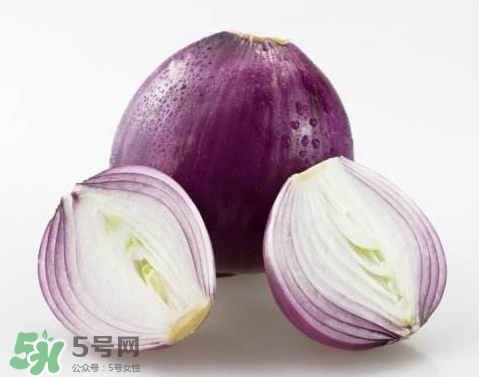 洋蔥榨汁能每天喝嗎？洋蔥汁能治什么?。?></p><p>防癌：一顆洋蔥隨便吃</p><p>洋蔥中所含有山奈酚和檞皮黃酮等成份，能夠阻止癌細(xì)胞的血管生成，可防治乳癌、胃癌及其他癌癥的發(fā)生。</p><p>山東省的一個研究也發(fā)現(xiàn)：當(dāng)洋蔥吃得越多，得胃癌的機(jī)率越低。</p><p>哮喘：每天涼拌洋蔥絲</p><p>洋蔥中含有至少三種抗發(fā)炎的天然化學(xué)物質(zhì)，可以防治哮喘。這是因為洋蔥中的有效物質(zhì)可以抑制組織胺的活動，而組織胺會引起哮喘的過敏癥狀。</p><p>德國研究發(fā)現(xiàn)，洋蔥可以使哮喘的發(fā)作機(jī)率降低一半左右。</p><p style=