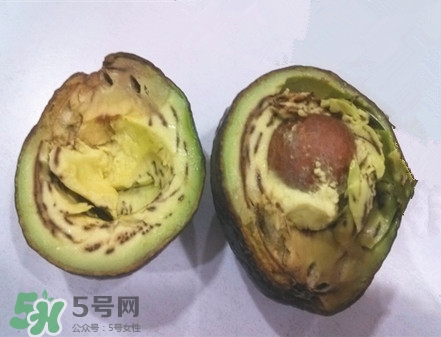 牛油果切開黑了能吃嗎？牛油果為什么會有黑點？