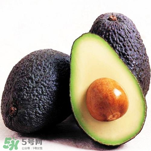 牛油果切開黑了能吃嗎？牛油果為什么會有黑點？