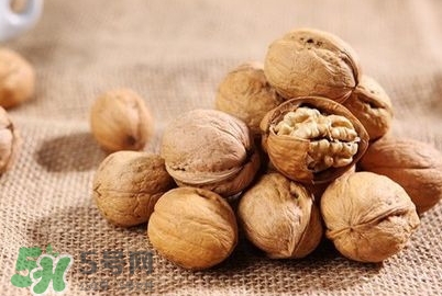 青皮核桃和干核桃哪個營養(yǎng)高？有什么區(qū)別？