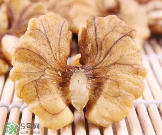 青皮核桃和干核桃哪個營養(yǎng)高？有什么區(qū)別？