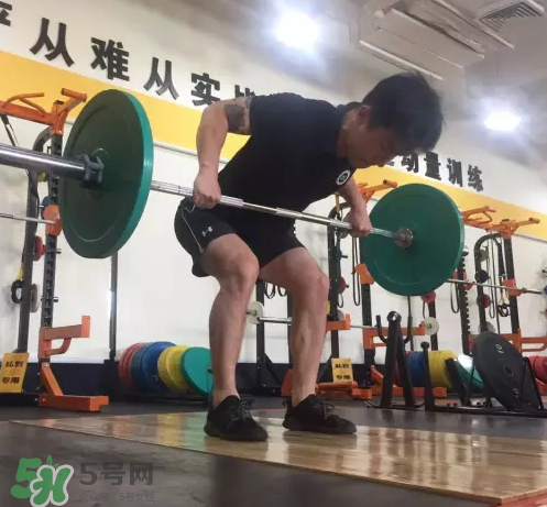 杠鈴劃船練哪里？杠鈴劃船重量怎么選？