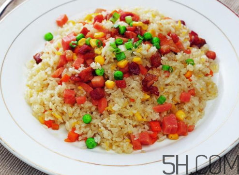 蛋炒飯?jiān)趺醇訜?？蛋炒飯微波爐加熱多久？