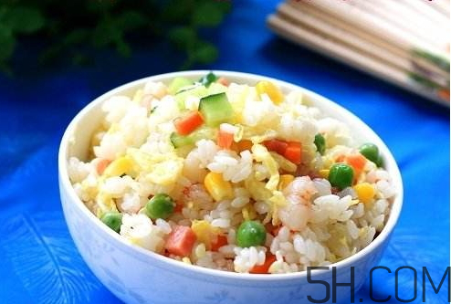 蛋炒飯?jiān)趺醇訜?？蛋炒飯微波爐加熱多久？