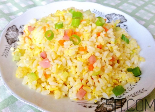 蛋炒飯?jiān)趺醇訜?？蛋炒飯微波爐加熱多久？