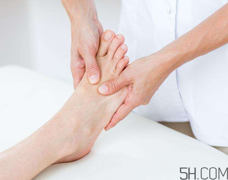 腳氣會(huì)引起灰指甲嗎？腳氣加灰指甲怎么治？