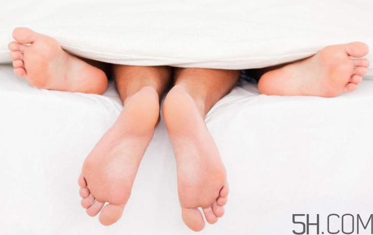 腳氣會(huì)引起灰指甲嗎？腳氣加灰指甲怎么治？