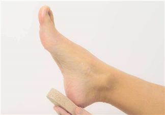 腳氣是什么原因引起的？腳氣是濕氣重引起的嗎?