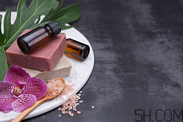 精油擦臉有什么好處 精油擦臉上需要清洗嗎 精油擦臉有什么好處 精油擦臉上需要清洗嗎