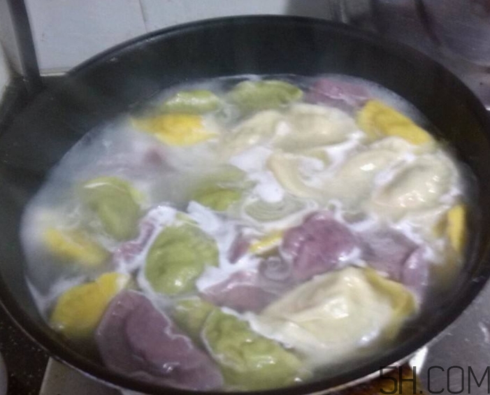 煮餃子用冷水還是熱水？煮餃子用大火還是小火？