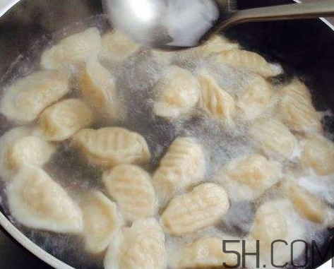 煮餃子用冷水還是熱水？煮餃子用大火還是小火？