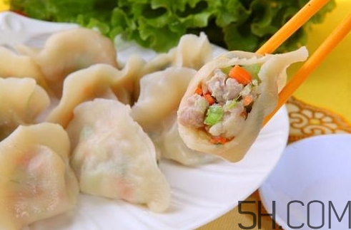 煮餃子用冷水還是熱水？煮餃子用大火還是小火？