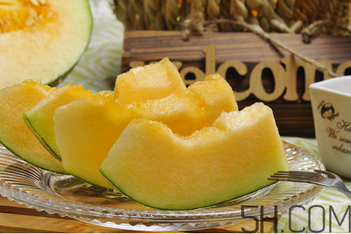 空腹吃哈密瓜好嗎？密瓜爛了一塊能吃嗎？