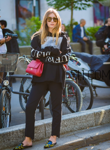 紅色包包配什么顏色衣服？紅色包包怎么搭配？