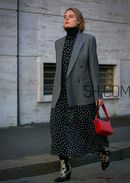 紅色包包配什么顏色衣服？紅色包包怎么搭配？