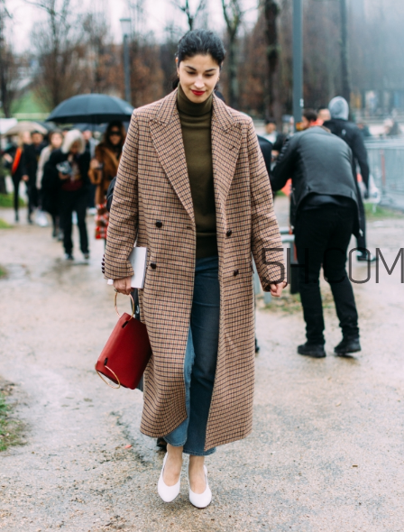 紅色包包配什么顏色衣服？紅色包包怎么搭配？