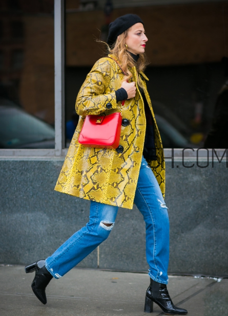 紅色包包配什么顏色衣服？紅色包包怎么搭配？