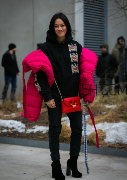 紅色包包配什么顏色衣服？紅色包包怎么搭配？